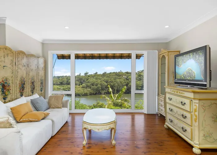 River View Oasis: Spacious 3-Bed House With Pool