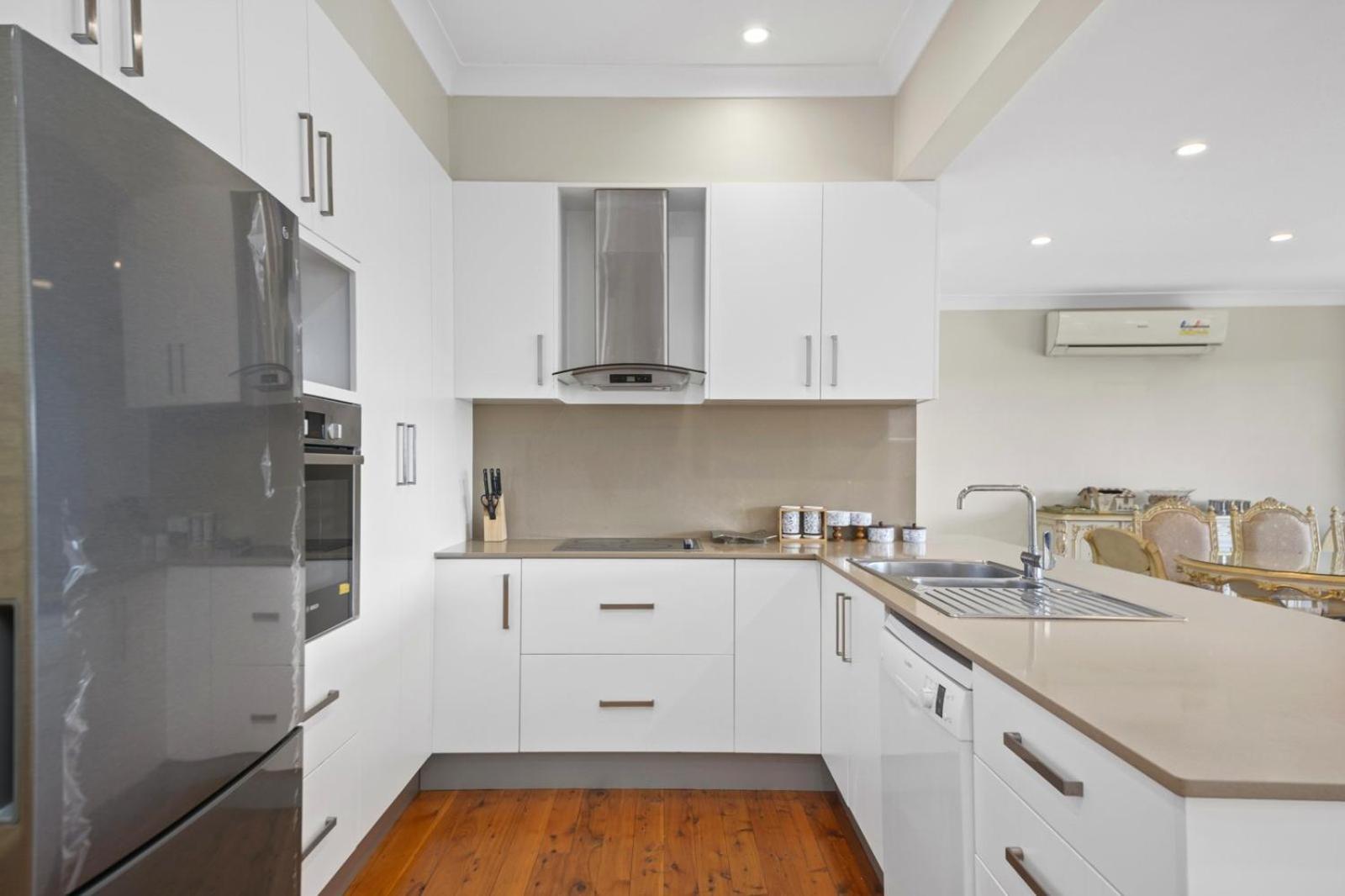 River View Oasis: Spacious 3-bed House With Pool Sydney