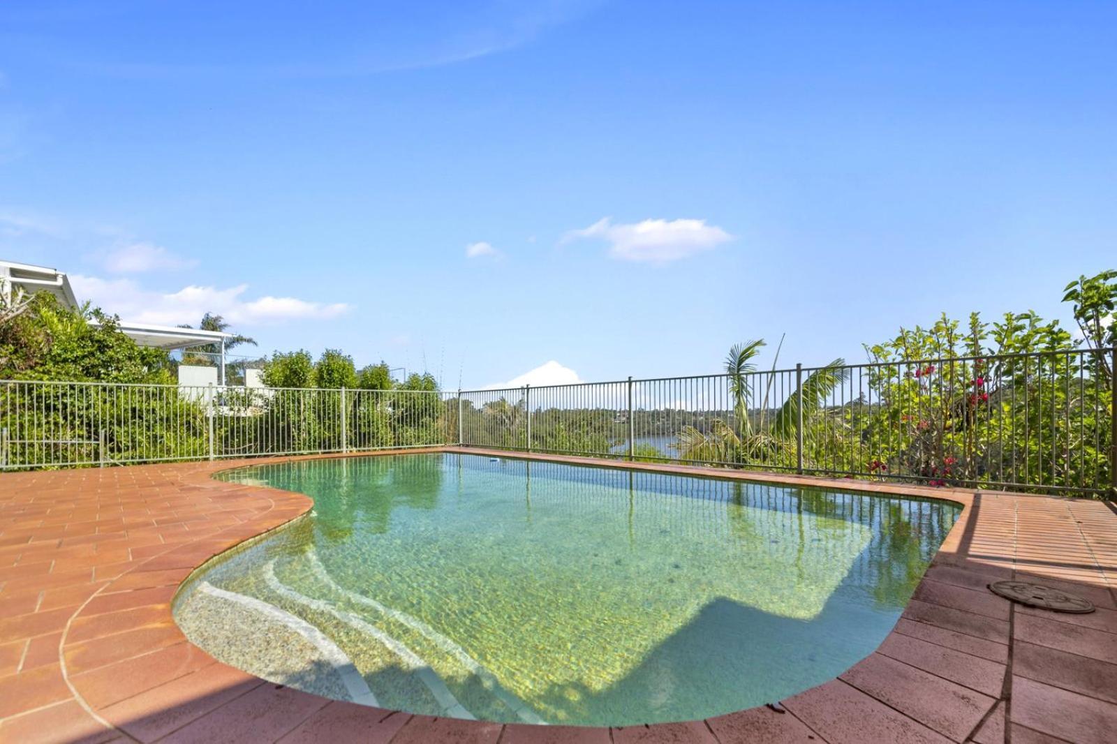 River View Oasis: Spacious 3-bed House With Pool Holiday home *
