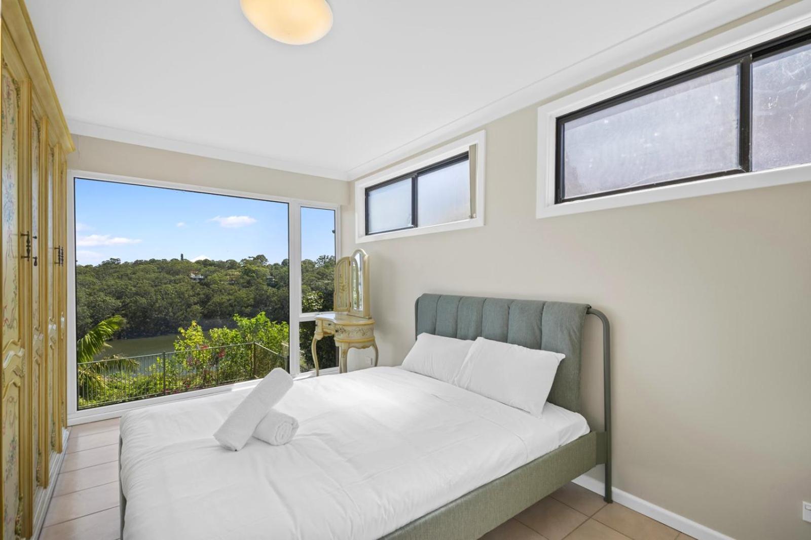 River View Oasis: Spacious 3-bed House With Pool * Sydney