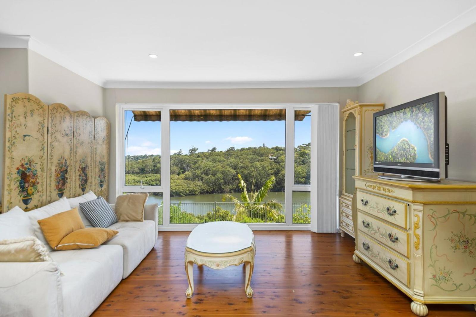 River View Oasis: Spacious 3-bed House With Pool Sydney